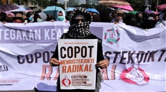 Ratusan massa kegiatan unjuk rasa bertajuk Aksi 67 Tegakkan Keadilan melakukan long march menuju Bareskrim Polri, Gedung KKP, Jalan Medan Merdeka Timur, Jumat (6/7/2018). [Suara.com/Muhaimin A Untung]