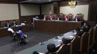 Bupati Kutai Kartanegara (Kukar) nonaktif Rita Widyasari saat menjalani sidang vonis di Pengadilan Tipikor, Jakarta, Jumat (6/7/2018), di mana dia divonis 10 tahun penjara. [Suara.com/Oke Atmaja]