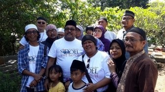 Pemain Si Doel The Movie Ziarah ke Makam Benyamin S