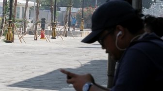 Suasana saat sebagian warga tampak beraktivitas di jalur pedestrian Kali Besar Kota Tua, Jakarta, Sabtu (7/7/2018). [Suara.com/Oke Atmaja]
