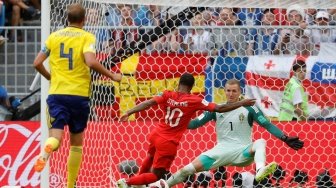 Penyerang Inggris, Raheem Sterling (tengah), mencoba melewati hadangan penjaga gawang Swedia, Robin Olsen, dalam babak perempat final Piala Dunia 2018 di Cosmos Arena, Sabtu (7/7). [Anadolu/Sefa Karacan]