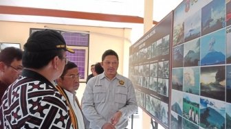 Pantau Gunung Agung, Mensos Jamin Ketersediaan Bantuan Pengungsi