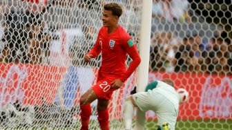Winger Inggris, Dele Alli (kiri), menjebol gawang Swedia yang dikawal Robin Olsen pada babak perempat final Piala Dunia 2018 di Cosmos Arena, Rusia, Sabtu (7/7). Inggris pun menang 2-0 dan melaju ke semifinal. [Anadolu]