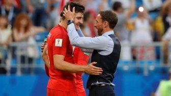 Manajer Timnas Inggris, Gareth Southgate (kanan), merayakan kemenangan atas Swedia, 2-0, di babak perempat final Piala Dunia 2018 bersama bek Harry Maguire di Cosmos Arena, Sabtu (7/7). [Anadolu/Sefa Karacan]