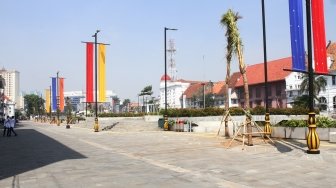Suasana saat sebagian warga tampak beraktivitas di jalur pedestrian Kali Besar Kota Tua, Jakarta, Sabtu (7/7/2018). [Suara.com/Oke Atmaja]