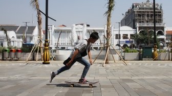 Suasana saat sebagian warga tampak beraktivitas di jalur pedestrian Kali Besar Kota Tua, Jakarta, Sabtu (7/7/2018). [Suara.com/Oke Atmaja]