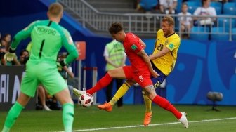 Penyerang Swedia, Ola Toivonen (kanan), melepaskan tembakan yang coba dihadang bek Inggris, John Stones, dalam babak perempat final Piala Dunia 2018 di Cosmos Arena, Sabtu (7/7). [Anadolu/Sefa Karacan]