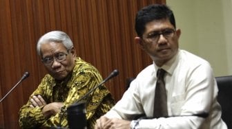 Wakil Ketua KPK, Laode M Syarif, bersama Ketua Pansel Hakim MK Dr Harjono serta anggota Achmad Santosa dan Zainal Arifin Mochtar, saat menggelar konferensi pers usai pertemuan di Gedung KPK, Jakarta Selatan, Senin (9/7/2018). [Suara.com/Muhaimin A Untung]