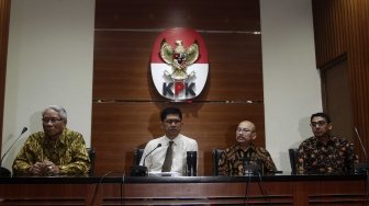 Wakil Ketua KPK, Laode M Syarif, bersama Ketua Pansel Hakim MK Dr Harjono serta anggota Achmad Santosa dan Zainal Arifin Mochtar, saat menggelar konferensi pers usai pertemuan di Gedung KPK, Jakarta Selatan, Senin (9/7/2018). [Suara.com/Muhaimin A Untung]