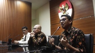 Wakil Ketua KPK, Laode M Syarif, bersama Ketua Pansel Hakim MK Dr Harjono serta anggota Achmad Santosa dan Zainal Arifin Mochtar, saat menggelar konferensi pers usai pertemuan di Gedung KPK, Jakarta Selatan, Senin (9/7/2018). [Suara.com/Muhaimin A Untung]