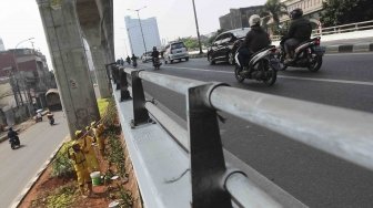 Sejumlah pekerja Suku Dinas Bina Marga Jaksel tampak mengecat jembatan flyover di Jalan Tendean, Jakarta Selatan, Senin (9/7/2018), sebagai perawatan rutin sekaligus menyambut Asian Games 2018. [Suara.com/Muhaimin A Untung]