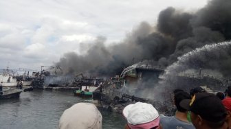 Water Cannon Diterjunkan Padamkan Kebakaran Kapal di Benoa