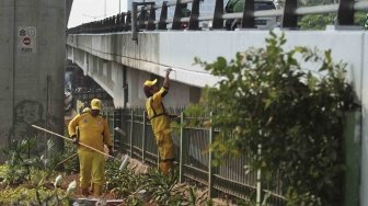 Sejumlah pekerja Suku Dinas Bina Marga Jaksel tampak mengecat jembatan flyover di Jalan Tendean, Jakarta Selatan, Senin (9/7/2018), sebagai perawatan rutin sekaligus menyambut Asian Games 2018. [Suara.com/Muhaimin A Untung]