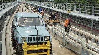 Hebat! Mobil Ini Bisa Melaju di Atas Rel