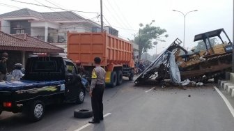 Nahas, Pemotor di Bekasi Tewas Tertimpa Papan Reklame Ambruk