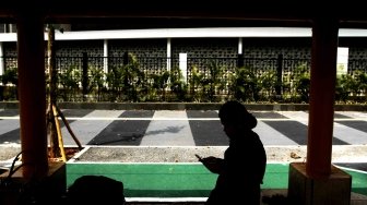 Suasana lalu lintas dan warga yang tampak berjalan di trotoar yang baru selesai direnovasi di Jalan Gerbang Pemuda Senayan, Jakarta, Selasa (10/7/2018). [Suara.com/Muhaimin A Untung]