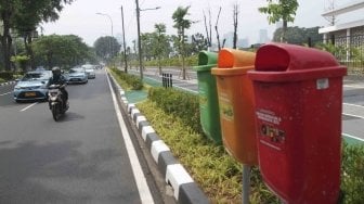 Suasana lalu lintas dan warga yang tampak berjalan di trotoar yang baru selesai direnovasi di Jalan Gerbang Pemuda Senayan, Jakarta, Selasa (10/7/2018). [Suara.com/Muhaimin A Untung]