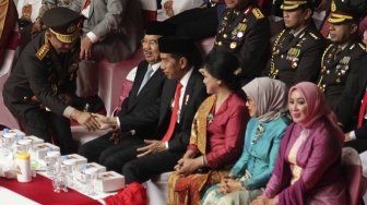 Presiden Joko Widodo (Jokowi) dan Wapres Jusuf Kalla saat hadir di acara Peringatan Hari Bhayangkara ke-72 di Istora Senayan, Jakarta, Rabu (11/7/2018). [Suara.com/Muhaimin A Untung]