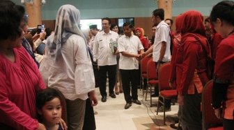 Menteri Sosial (Mensos) Idrus Marham menyalami warga saat mengecek langsung dan bertemu dengan peserta Program Keluarga Harapan (PKH) yang diduga menjadi korban penyimpangan dana Bantuan Sosial (Bansos), di Gelanggang Olahraga Sunter, Jakarta Utara, Rabu (11/7/2018). [Suara.com/Oke Atmaja]