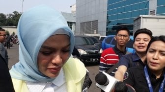 Berhijab, Nikita Mirzani Irit Bicara