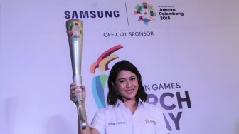 Dian Paramita Sastrowardoyo (Dian Sastro) dan Mikha Tambayong ketika hadir dalam acara rilis pembawaan obor Asian Games 2018, di Hotel Atlet Century, Jakarta, Rabu (11/7/2018). [Suara.com/Muhaimin A Untung]