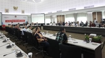 Ketua Kontingen Indonesia (CdM) untuk Asian Games 2018, Komjen Pol Syafruddin, bersama Menpora Imam Nahrawi dan Menko PMK Puan Maharani, serta pejabat lain, saat rapat persiapan pelaksanaan Asian Games 2018 di Jakarta, Kamis (12/7/2018). [Suara.com/Oke Atmaja]