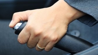 Cara Mengatasi Rem Tangan Mobil yang Tidak Bisa Diturunkan