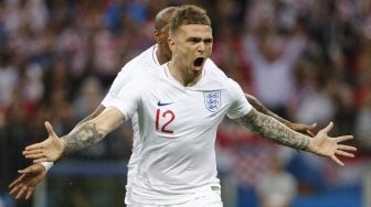 Pemain Inggris Kieran Trippier merayakan golnya ke gawang Kroasia di awal pertandingan semifinal Piala Dunia 2018. (Anadolu Agency)   