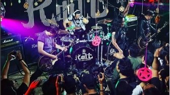 Wow! Otong Koil Hadiahi Gitar ke Penonton Hammersonic yang Ultah