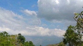 Gunung Agung Kembali Erupsi, Keluarkan Abu Setinggi 1500 Meter