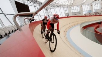 Tim nasional (timnas) balap sepeda mulai melakukan persiapan penuh jelang Asian Games 2018, dengan menggelar latihan di Jakarta International Velodrome (JIV) Rawamangun, Jakarta, seperti terlihat Kamis (12/7/2018). [Suara.com/Oke Atmaja]