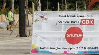 Suasana di sekitar papan pengumuman penutupan sementara Stadion Utama Gelora Bung Karno (SUGBK) menjelang Asian Games 2018, di kawasan Senayan, Jakarta, Sabtu (14/7/2018). [Suara.com/Oke Atmaja]