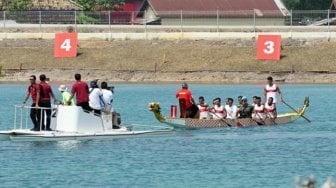 Resmikan 5 Venue JSC, Jokowi Jajal Bowling dan Dayung Perahu Naga