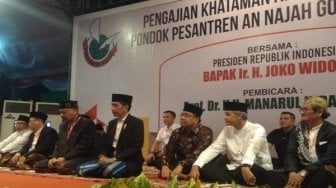 Jokowi Dikerjain Santriwati: Mbok Tonton Upin Ipin Pak