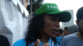 Peduli Kebersihan Laut, Kaka Slank Minum Pakai Sedotan Besi