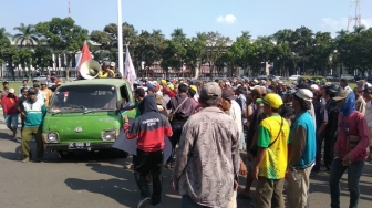 Ratusan Tukang Becak 'Geruduk' Kantor Gubernur Sumsel, Ada Apa?