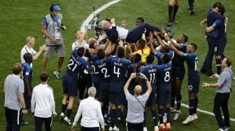 Para pemain Prancis melakukan selebrasil setelah menjadi juara piala dunia 2018 dengan mengangkat pelatih Didier Deschamps. (Anadolu Agency) 