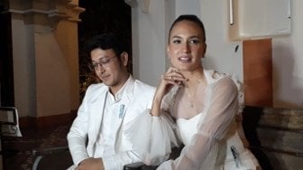 Cerita Traveling Seru Nadine Chandrawinata dan Dimas Anggara