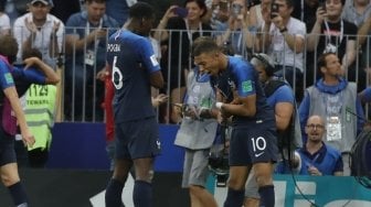 Penyerang Prancis Kylian Mbappé merayakan golnya ke gawang Kroasia bersama Paul Pogba. (Anadolu Agency) 