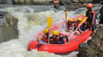 Serunya Arungi Empat Jeram Legendaris di Sungai Cisadane