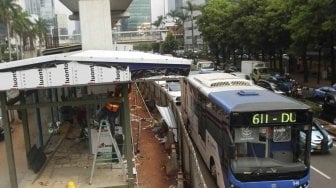 Suasana pembangunan halte Transjakarta Kuningan Madya Aini di Kawasan Kuningan, Jakarta, Selasa (17/7). Pembangunan halte baru tersebut guna menggantikan halte Kuningan Madya Aini yang lama yang terdampak pembangunan proyek LRT. [suara.com/Muhaimin A Untung]