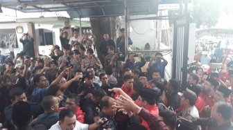 STOP PRESS! Mobil Hary Tanoe Nyelonong Masuk, Caleg PDIP - Perindo Bentrok