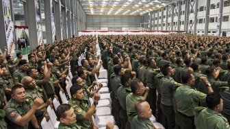 Presiden Joko Widodo menyampaikan arahan kepada Bintara Pembina Desa (Babinsa) seluruh Indonesia dalam Apel Besar Babinsa di Hanggar KFX PT DI di Bandung, Jawa Barat, Selasa (17/7). Dalam arahannya Presiden Joko Widodo mengajak Babinsa untuk mengawal, menjaga kesetiaan kepada rakyat, wilayah NKRI dan pemerintah yang sah. ANTARA FOTO/M Agung Rajasa