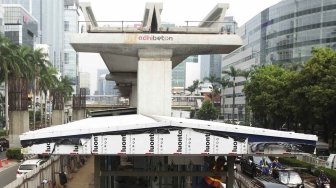 Suasana pembangunan halte Transjakarta Kuningan Madya Aini di Kawasan Kuningan, Jakarta, Selasa (17/7). Pembangunan halte baru tersebut guna menggantikan halte Kuningan Madya Aini yang lama yang terdampak pembangunan proyek LRT. [suara.com/Muhaimin A Untung]