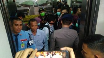 Dua Koper dan Tas Hitam Diangkut KPK dari Ruang Kerja Eni Saragih