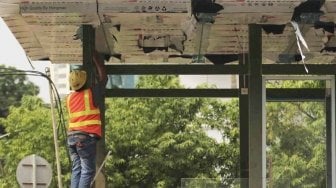 Suasana pembangunan halte Transjakarta Kuningan Madya Aini di Kawasan Kuningan, Jakarta, Selasa (17/7). Pembangunan halte baru tersebut guna menggantikan halte Kuningan Madya Aini yang lama yang terdampak pembangunan proyek LRT. [suara.com/Muhaimin A Untung]