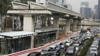 Suasana pembangunan halte Transjakarta Kuningan Madya Aini di Kawasan Kuningan, Jakarta, Selasa (17/7). Pembangunan halte baru tersebut guna menggantikan halte Kuningan Madya Aini yang lama yang terdampak pembangunan proyek LRT. [suara.com/Muhaimin A Untung]