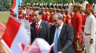 Presiden Joko Widodo berbincang dengan Presiden Federasi Serikat Micronesia Peter M Christian ketika menerima kunjungan kenegaraan di Istana Bogor, Rabu (18/7). Kunjungan kenegaraan perdana Presiden Federasi Serikat Micronesia tersebut untuk meningkatkan hubungan bilateral kedua negara seperti di bidang pendidikan, perdagangan serta melakukan perjanjian bebas visa bagi diplomat dan dinas. ANTARA FOTO/Wahyu Putro A