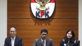 Wakil Ketua Komisi Pemberantasan Korupsi, Laode M Syarief  bersama Ketua Anti Bribery Committee of Japan (ABCJ) Kengo Nishigaki memberikan keterangan kepada wartawan terkait kerja sama KPK dan ABCJ dalam pemberantasan korupsi korporasi di Gedung KPK, Jakarta, Rabu (18/7). Lembaga Swadaya Masyarakat (LSM) asal Jepang Anti Bribery Committee of Japan (ABCJ) bertukar pendapat dengan KPK terkait perusahaan Jepang di Indonesia yang kerap dimintai suap  [suara.com/Muhaimin A Untung]