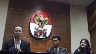 Wakil Ketua Komisi Pemberantasan Korupsi, Laode M Syarief  bersama Ketua Anti Bribery Committee of Japan (ABCJ) Kengo Nishigaki memberikan keterangan kepada wartawan terkait kerja sama KPK dan ABCJ dalam pemberantasan korupsi korporasi di Gedung KPK, Jakarta, Rabu (18/7). Lembaga Swadaya Masyarakat (LSM) asal Jepang Anti Bribery Committee of Japan (ABCJ) bertukar pendapat dengan KPK terkait perusahaan Jepang di Indonesia yang kerap dimintai suap  [suara.com/Muhaimin A Untung]